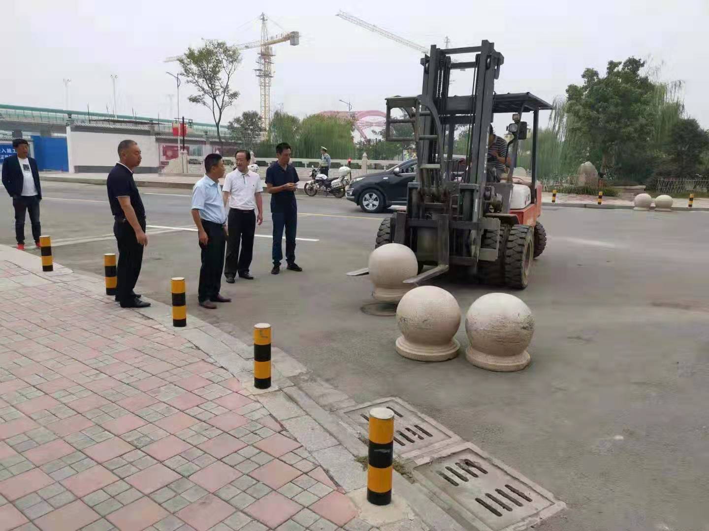 為向新中國成立七十周年獻禮，市城建集團攻堅克難，實現(xiàn)了北門棚改區(qū)域民生路10月1日零時順利通車。國慶假期，市城建集團堅持做好一線工作，在與交警部門共同做好民生路通車保障工作外，抓細節(jié)，抓落實，確保其他各項工作有序推進。.jpg