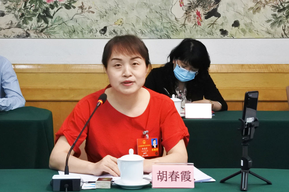 5月23日，全國人大代表胡春霞在參加分組審議政府工作報告時發(fā)言。新華社記者　吳雨　攝
